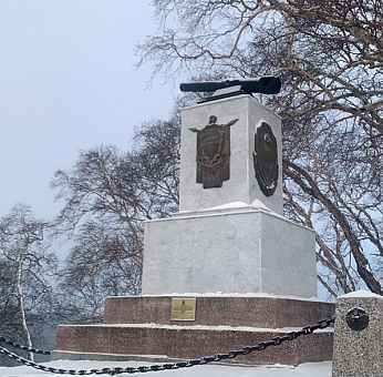 Памятник героям 3-й батареи лейтенанта А. П. Максутова