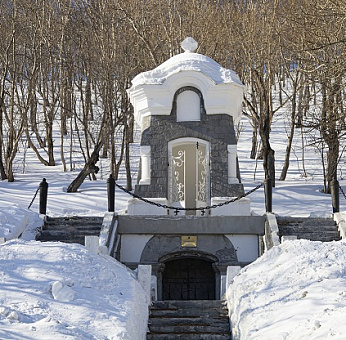 Мемориальный комплекс – «Братская могила защитников г. Петропавловска от нападения англо-французской эскадры в 1854 г.» и памятник «Часовня»
